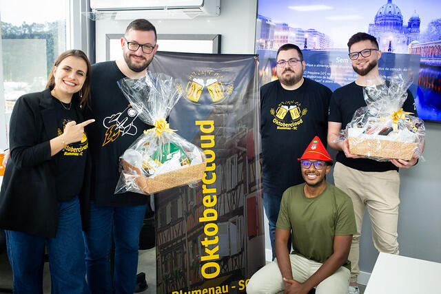 Organização pronta com os brindes da edição